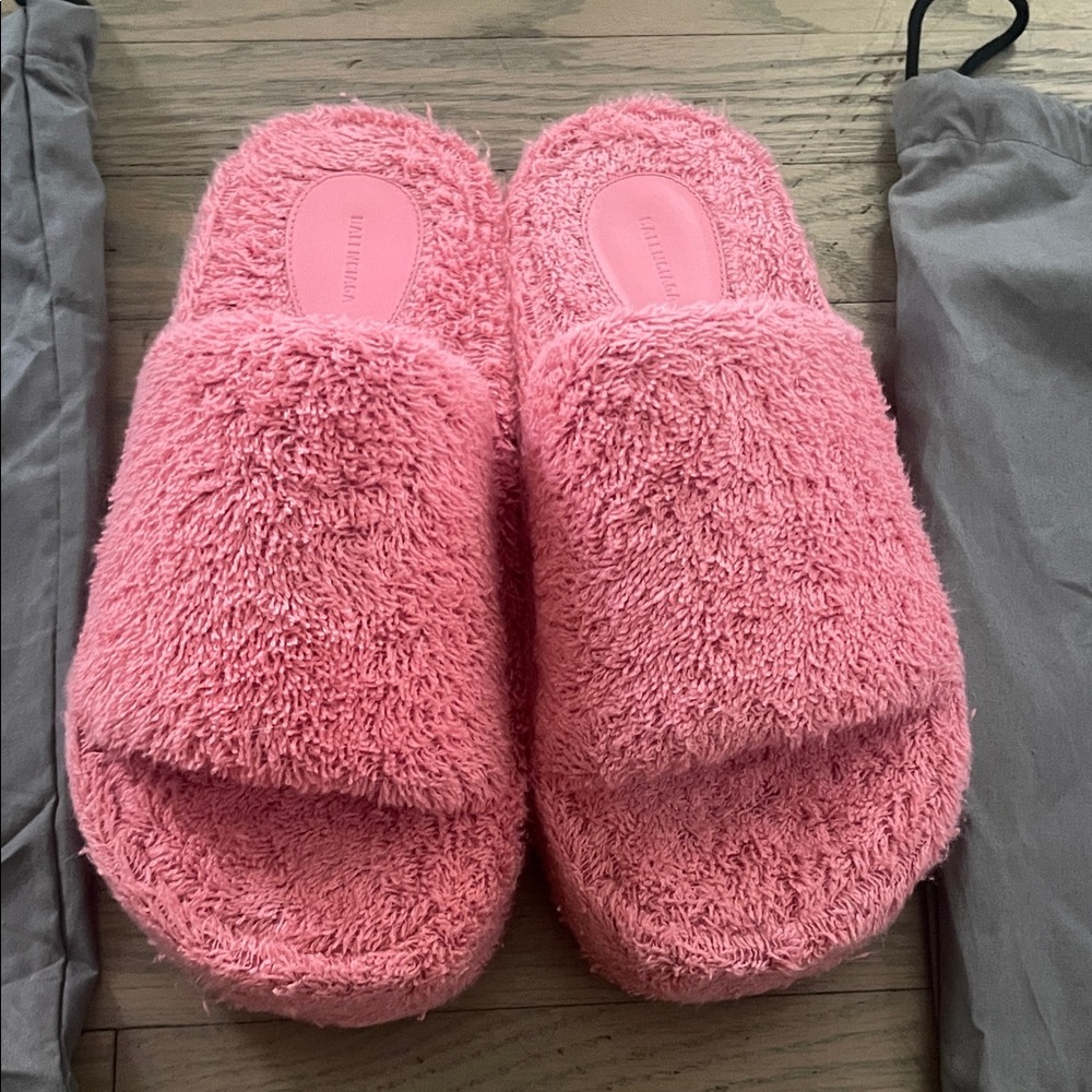 NWOT Balenciaga Pink fluffy Slides